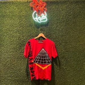 BLACK PYRAMID BY CHRIS BROWN TEE🔴
Size Medium- True to Size⚫️
8/10 Condition🟡